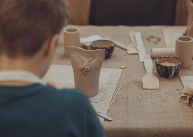 Sansebearbejdning og sanseintegration med ler